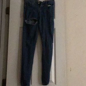 SZ 3 skinny jeans w/ rip on thigh